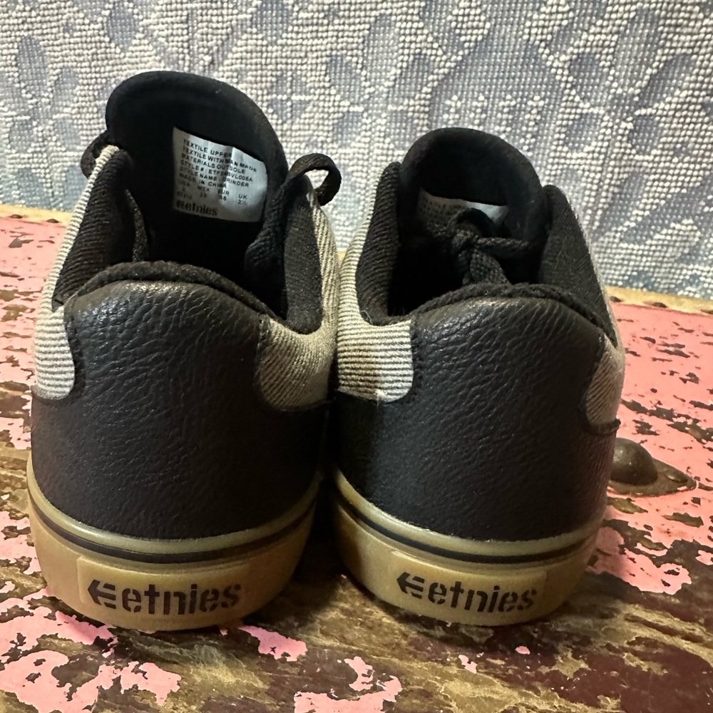 ETNIES grey and black youth boys sneakers sz 3 - Picture 6 of 7